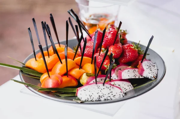 果物はイチゴと桃をテーブルの上でスライス — ストック写真