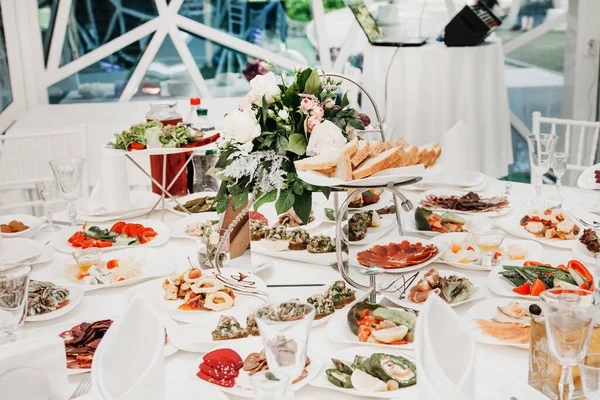 レストランで結婚式のテーブル — ストック写真