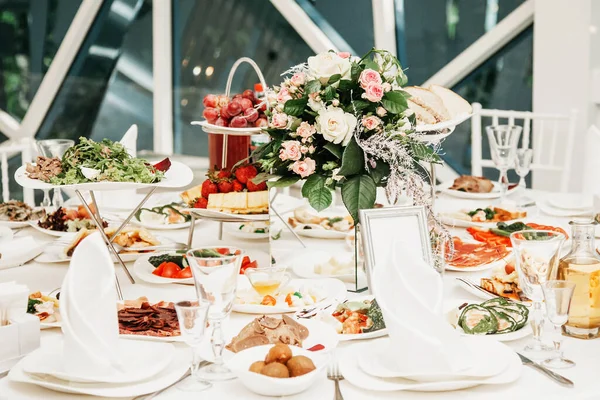 テーブルの上の部屋と花の結婚テーブル — ストック写真