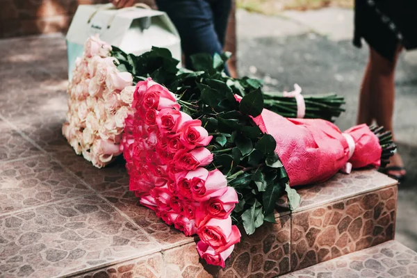 Zwei Rosensträuße Liegen Auf Dem Boden — Stockfoto