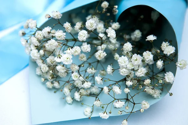 Bouquet Petites Fleurs Blanches Dans Emballage Bleu — Photo