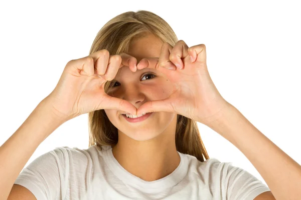 Jovencita formando símbolo del corazón sobre fondo blanco —  Fotos de Stock