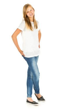 Genç kız ayakta beyaz arka plan üzerinde gülümseyen