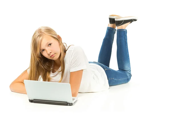 Jeune fille couchée sur le sol en utilisant un ordinateur portable sur fond blanc — Photo