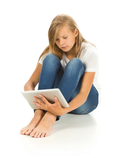 화이트 찾기에 태블릿 pc를 사용 하 여 바닥에 앉아 어린 소녀 — 스톡 사진