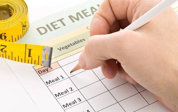 Bantning vikt förlust koncept - mannen fyller diet planering form — Stockfoto