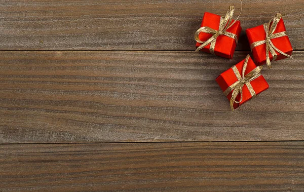Lilla röda presenterar på trä bakgrund jul gränsen — Stockfoto