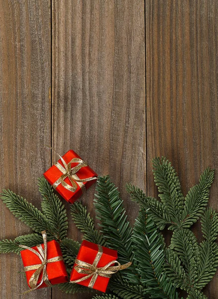 Küçük kırmızı armağan üstünde tahta arka plan christmas kenarlık — Stok fotoğraf