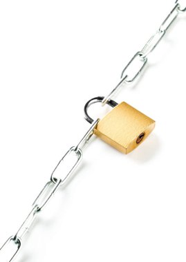 Beyaz arka plan üzerinde iki zincir bağlayan pirinç asma kilit