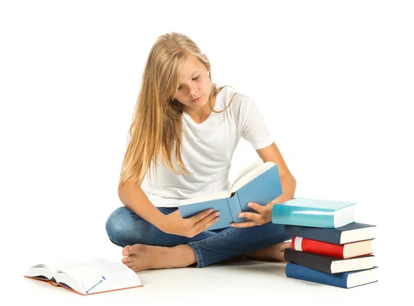 Młoda dziewczyna siedzi na podłodze, czytanie w tle — Zdjęcie stockowe