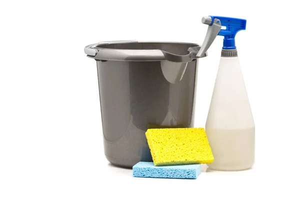 Productos de limpieza para el hogar - botella de spray, cubo y esponjas —  Fotos de Stock