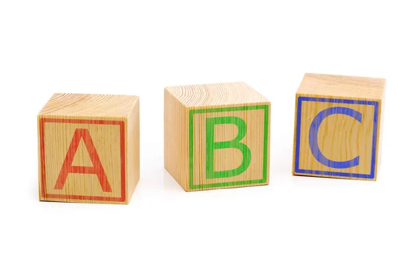 Lettres ABC sur trois cubes en bois marron alignés — Photo