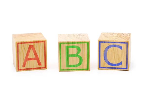 Lettres ABC sur trois cubes en bois marron alignés — Photo