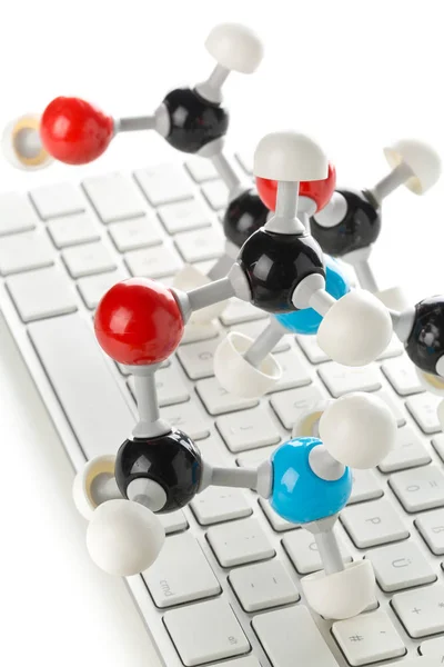 Modèle de molécule chimique sur clavier d'ordinateur — Photo