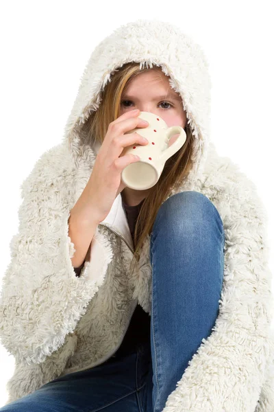 Νεαρό κορίτσι με τζιν παντελόνι και σακάκι χειμώνα συνεδρίαση, κρατώντας cu — Φωτογραφία Αρχείου