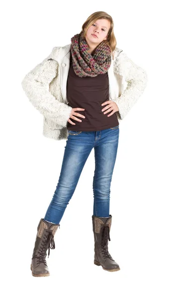 年轻的女孩，蓝色牛仔裤，冬季夹克和靴子站 pos — 图库照片