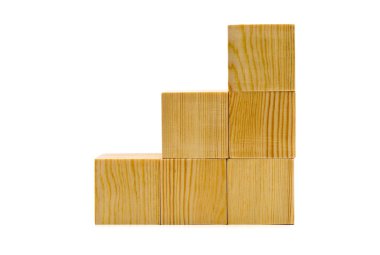 Kahverengi ahşap küpleri merdiven yığılmış