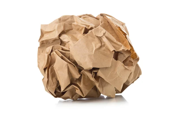 Bola de papel reciclado marrom ralado no fundo branco — Fotografia de Stock
