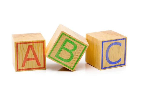 Lettres ABC sur trois cubes en bois marron alignés — Photo