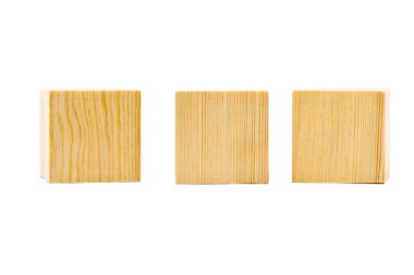 Üç kahverengi ahşap küpleri diziyor