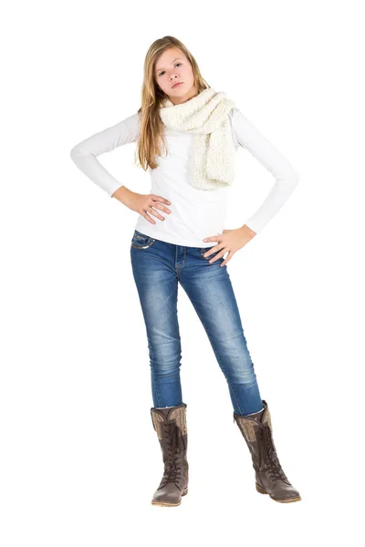 Молодая девушка в синих джинсах, зимней куртке и сапогах стоя pos Стоковое Фото