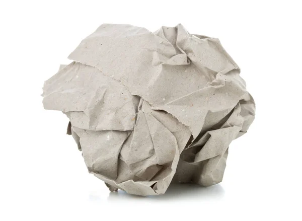 Rozdrobnionego brązowy papier makulaturowy piłkę na białym tle — Zdjęcie stockowe