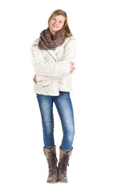 Mavi jeans, kış ceket ve çizmeler ayakta pos ile genç kız