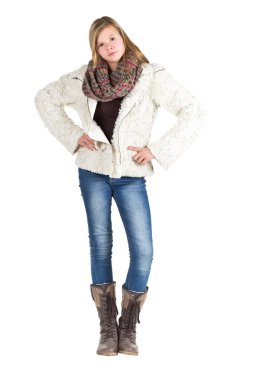 Mavi jeans, kış ceket ve çizmeler ayakta pos ile genç kız