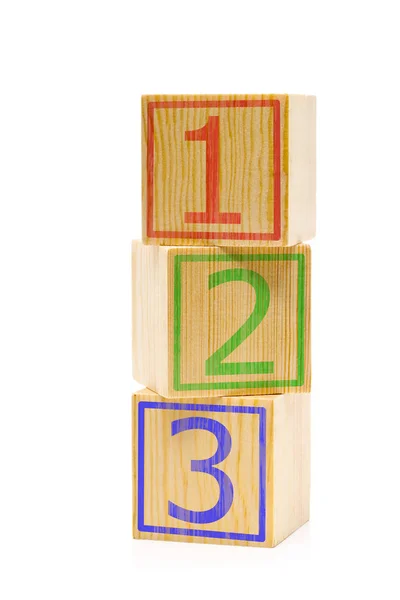 Cubos de madeira castanhos empilhados com números um, dois e três — Fotografia de Stock
