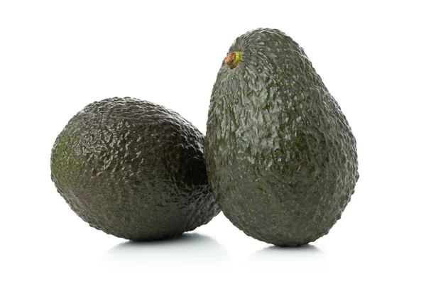 Två hela, uncut mogen avokado frukt — Stockfoto