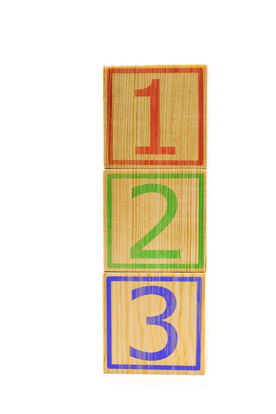 Bir, iki ve üç numaralı kahverengi ahşap küpleri üst üste — Stok fotoğraf