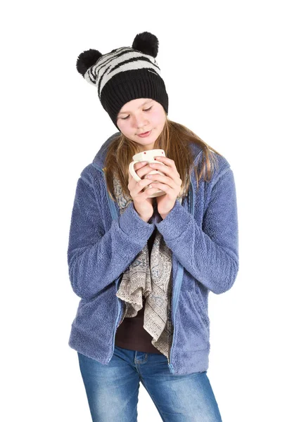 年轻的女孩，夹克和毛茸茸的帽子，拿着杯 — 图库照片