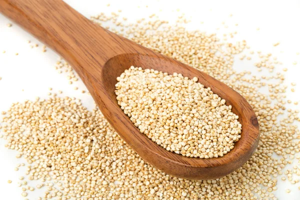 Sementes de quinoa em bruto, não cozidas, inteiras, em colher de madeira — Fotografia de Stock