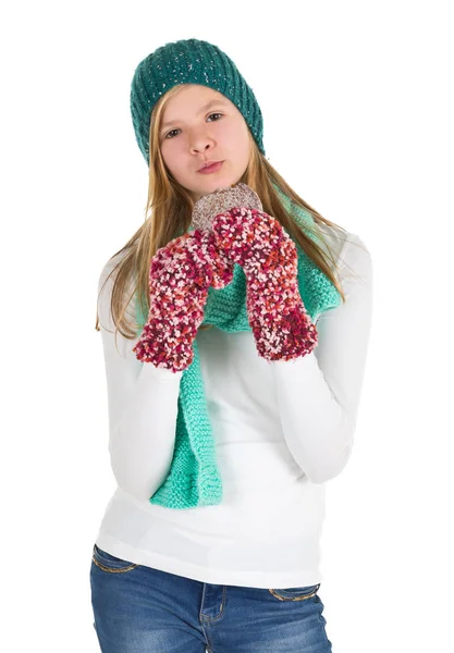 Giovane ragazza con camicia bianca, berretto e guanti di lana mangiare ging — Foto Stock