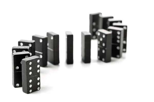 Pierres de jeu Domino dans une rangée en forme de s-courbe — Photo