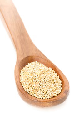 Çiğ, çiğ, tüm quinoa tohum, tahta kaşık
