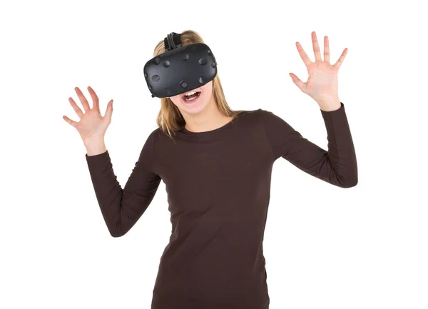 Ragazza bionda che utilizza VR - auricolare realtà virtuale — Foto Stock
