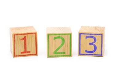 Üç bir, sayılarla üst üste dizilmiş tahta küpleri kahverengi iki