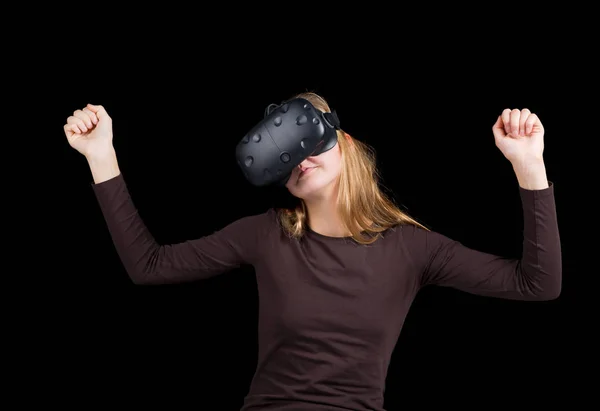 Ragazza bionda che utilizza VR - auricolare realtà virtuale — Foto Stock