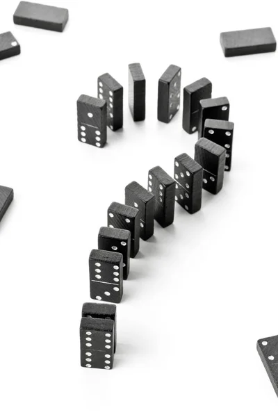 Risk, utmaningen eller osäkerhet koncept - domino spelet stenar form — Stockfoto