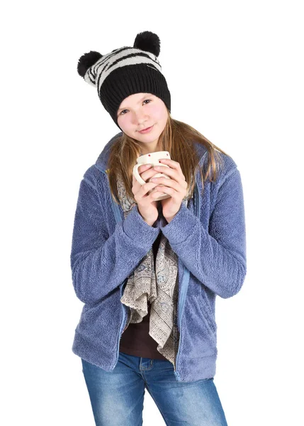 年轻的女孩，夹克和毛茸茸的帽子，拿着杯 — 图库照片