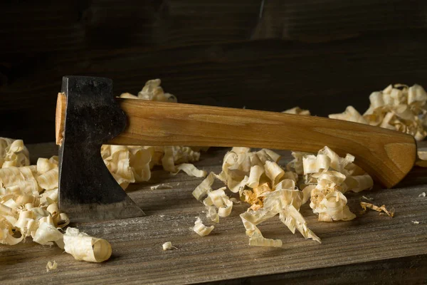 Snickare snickeri carving axe arbetsredskap på trä bord i wo — Stockfoto