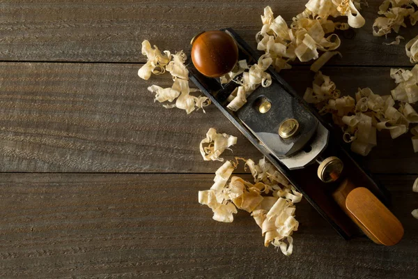 Carpinteros carpintería mano cepilladora herramienta de trabajo en mesa de madera en wo —  Fotos de Stock