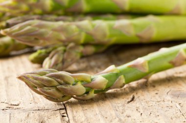 Bohça-in taze yeşil kuşkonmaz çiğ, çiğ sebze kesme