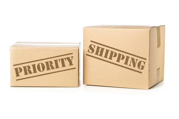 Twee kartonnen percelen met prioriteit Shipping Impressum — Stockfoto