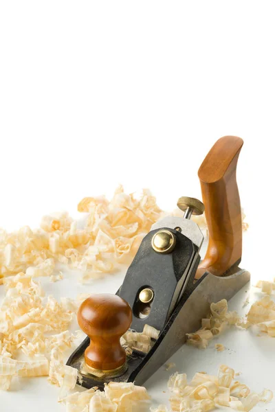 Carpinteros carpintería mano cepilladora herramienta de trabajo en mesa de madera en wo — Foto de Stock