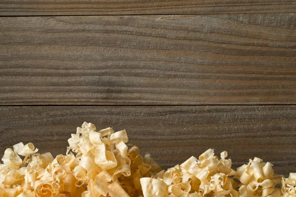 Virutas de madera marrón claro de cepilladora de mano o cincel de carpintero — Foto de Stock