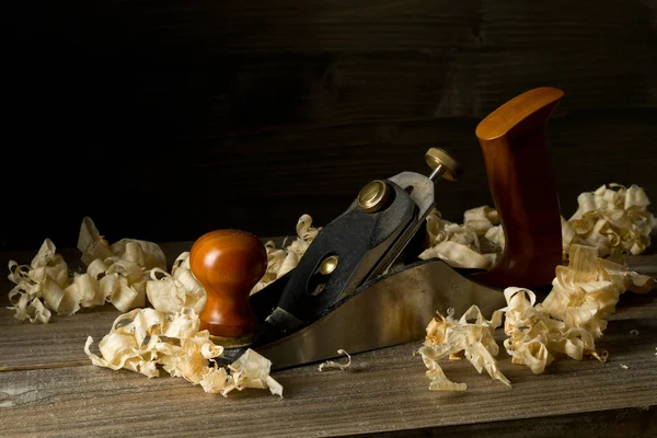 Tesaři Dřevoobráběcí ruční hoblík práce nástroj na dřevěné tabulce v wo — Stock fotografie