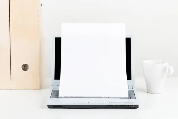 Lege vel papier als kopie ruimte voor laptop op witte w — Stockfoto