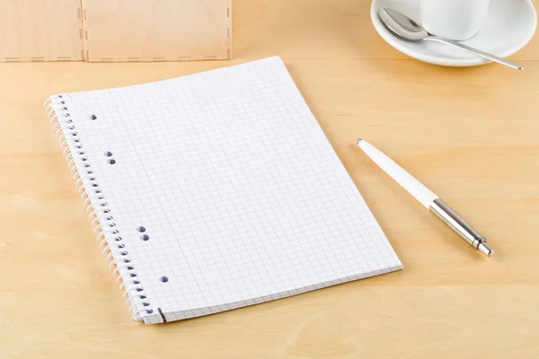 Scrivania ufficio in legno marrone con blocco note, penna e tazza vuoti — Foto Stock